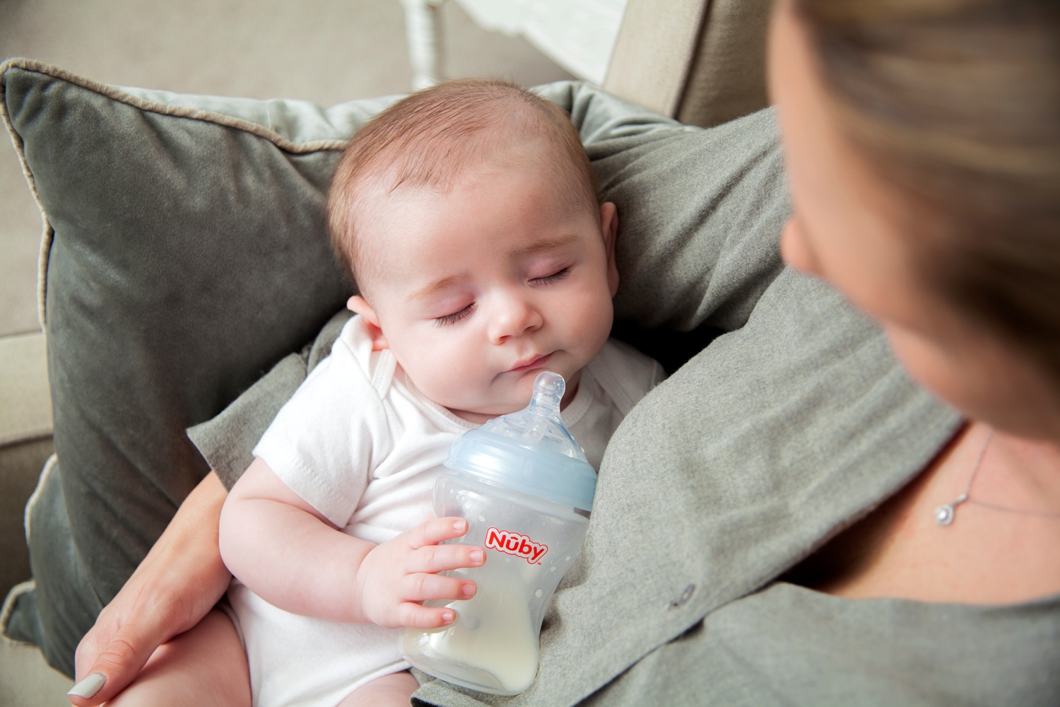 בקבוק האכלה טבעי לתינוק מבית NUBY, 40 שח, להשיג ברשתות השיווק המובחרות, צלם יחצ חול