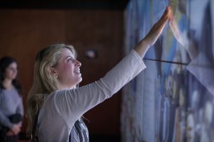 מוזיאון ידידי ישראל. מסך מגע צילום אורן כהן