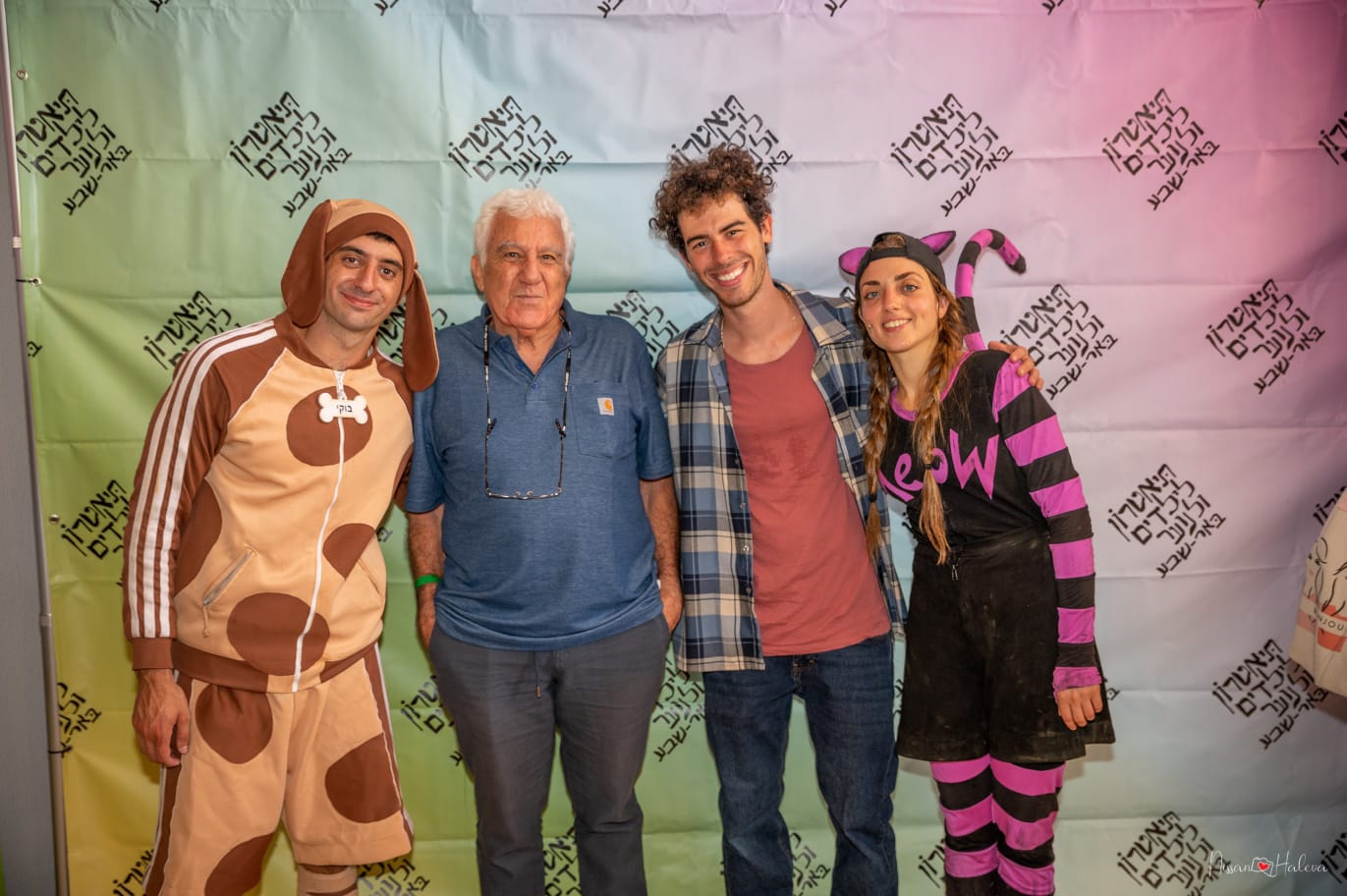 הסופר יוסי אבולעפיה עם שחקני ההצגה כלב חתולה ואיש