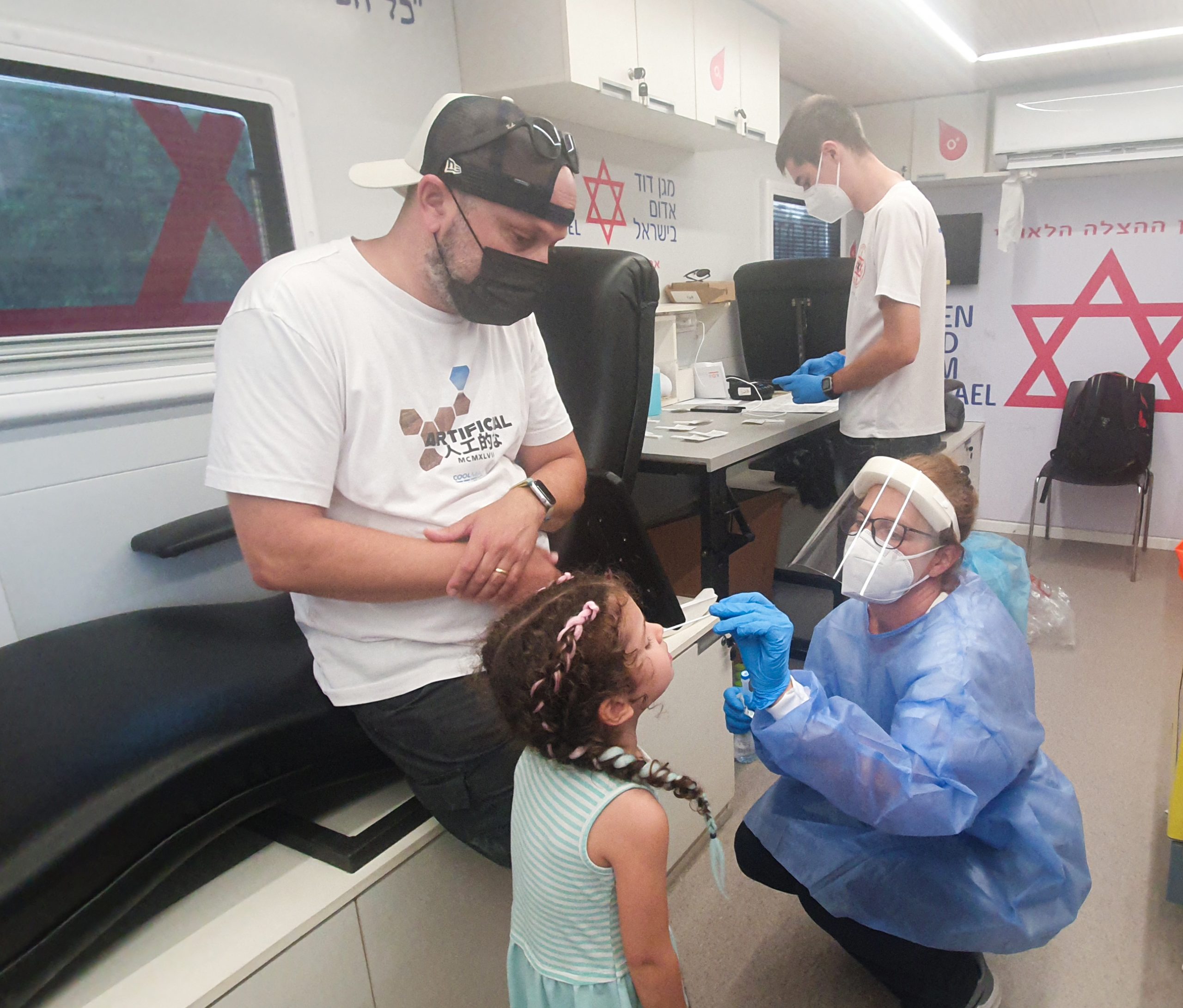 מגן דוד אדום מתגבר את מערך הבדיקות המהירות (אנטיגן) ברחבי הארץ במהלך ימי חנוכה