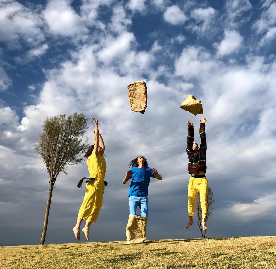 הצגת ילדים כאן גרים