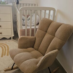 כיסא הנקה נדנדה בצבע כאמל – נוחות ורוגע עבורך ועבור תינוקך